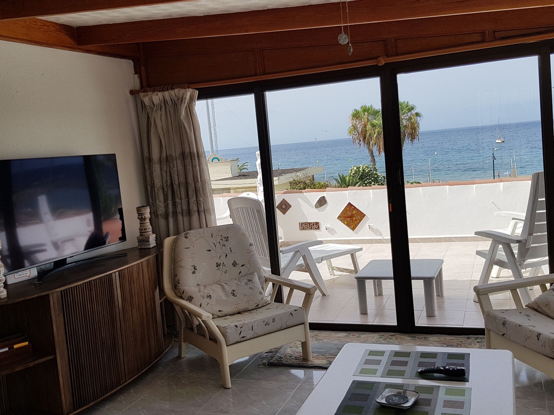 Lounge mit Blick auf den Strand