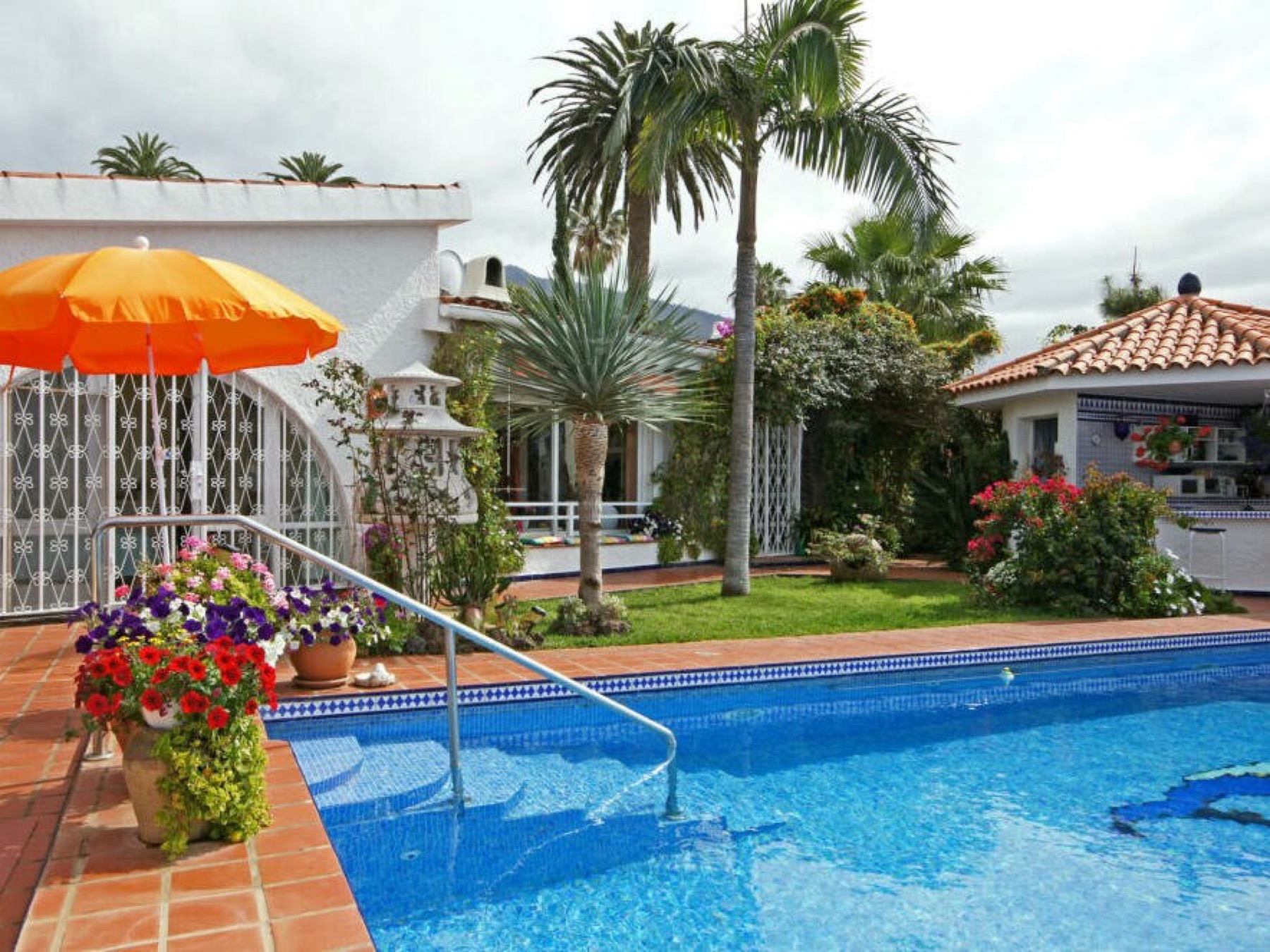 Pool und Bungalow von der Meerseite